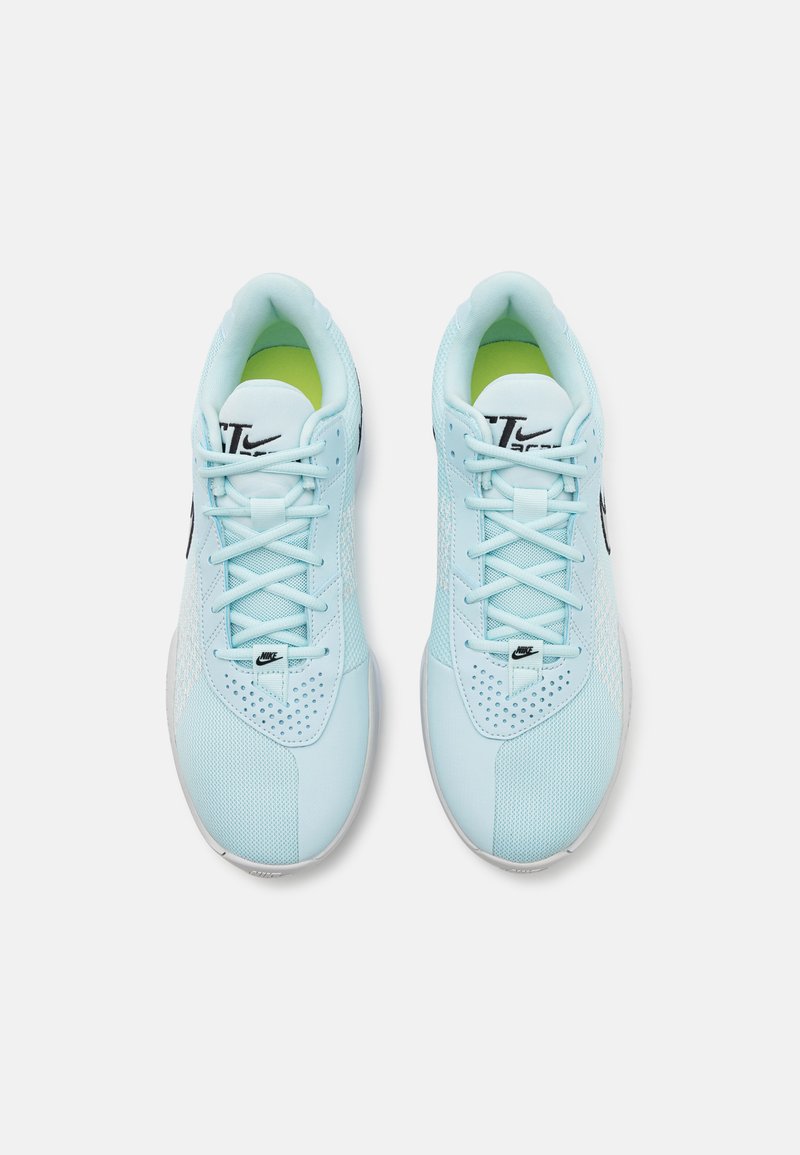 Jasnoniebieskie buty sportowe z siateczkową cholewką, perforowanym wzorem, czarnym logo z boku, płaskimi sznurowadłami i wyściełaną wkładką.