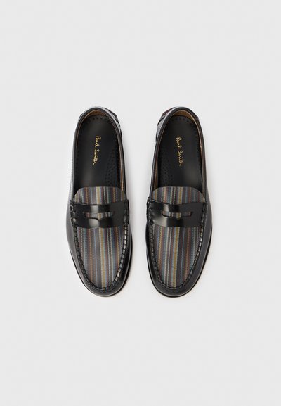 Fekete bőrcipők csíkozott textil felsőrésszel, fémes szálakkal, díszes első pánttal és lekerekített orr-résszel.