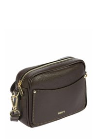 Sac bandoulière en cuir marron avec une finition texturée, matériel en or, fermeture éclair et une poche avant. Dispose d'une sangle amovible.