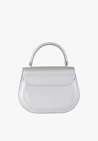 Bolso de mano de piel sintética blanca con forma redondeada, asa superior y cierre de solapa. Textura lisa con diseño minimalista y accesorios dorados.