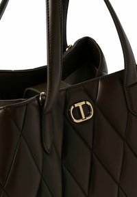 Borsa trapuntata marrone in pelle liscia, con due manici e dettaglio logo in tonalità oro. Elegante motivi a rombi.