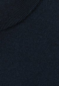 Granatowy sweter z okrągłym dekoltem wykonany z miękkiej, dzianinowej tkaniny. Posiada prążkowany dekolt i gładką fakturę z drobnym przeszyciem.