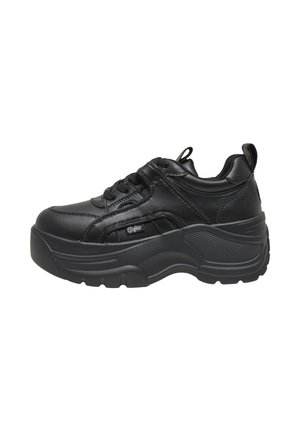 Czarny masywny sneaker na platformie z grubą teksturowaną podeszwą, sznurowany i z paskiem na rzep oraz skórzaną cholewką.