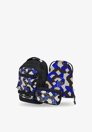 Schwarzer Rucksack, Beuteltasche mit Kordelzug und Federmäppchen mit blau-weißen und schwarzen abstrakten geometrischen Mustern sowie Schriftzug "bag".
