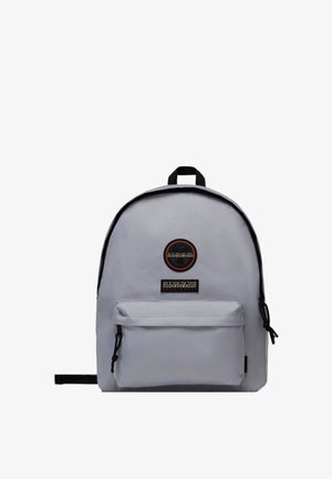 Zaino grigio realizzato in tessuto resistente, con parte superiore arrotondata, tasca frontale con zip, due spallacci, caratterizzato da dettagli di logo e patch.
