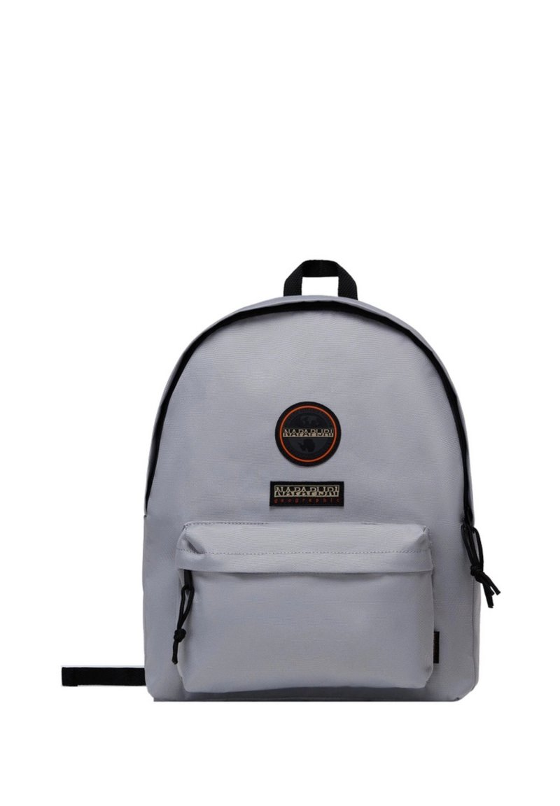 Zaino grigio realizzato in tessuto resistente, con parte superiore arrotondata, tasca frontale con zip, due spallacci, caratterizzato da dettagli di logo e patch.