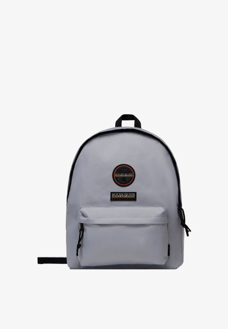 Zaino grigio realizzato in tessuto resistente, con parte superiore arrotondata, tasca frontale con zip, due spallacci, caratterizzato da dettagli di logo e patch.