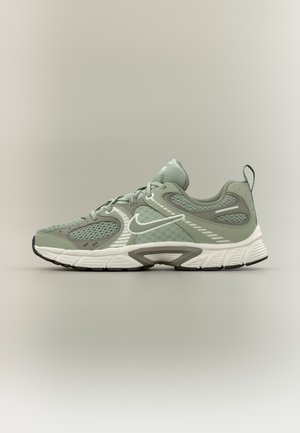 Nike Sportswear, V5 RNR LACE UNISEX - Маратонки - jade horizon/sail/light army/black