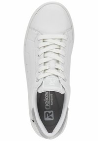 Białe buty sportowe z gładką, syntetyczną cholewką, okrągłym noskiem i płaskim sznurówkami. Szara wkładka amortyzująca z detalem logo. Minimalistyczny design.