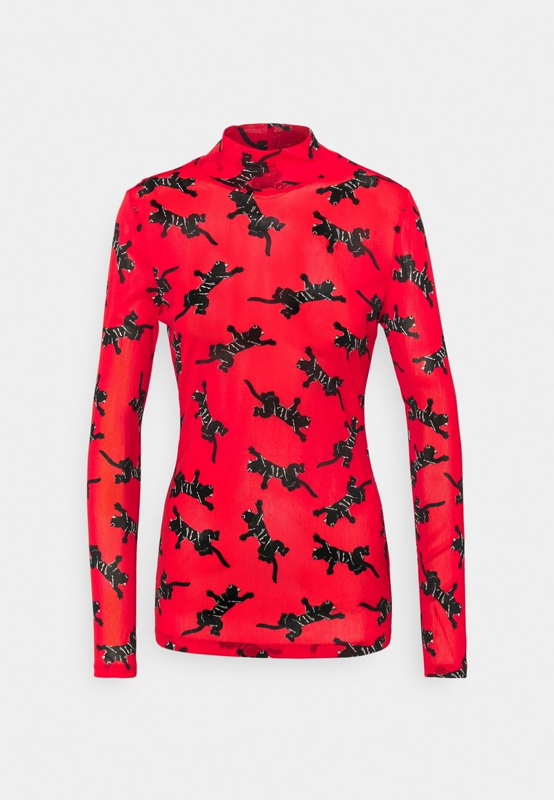Rød langærmet turtleneck-top med sorte katte-silhuetter i forskellige spring-poser mønstrede over det hele.