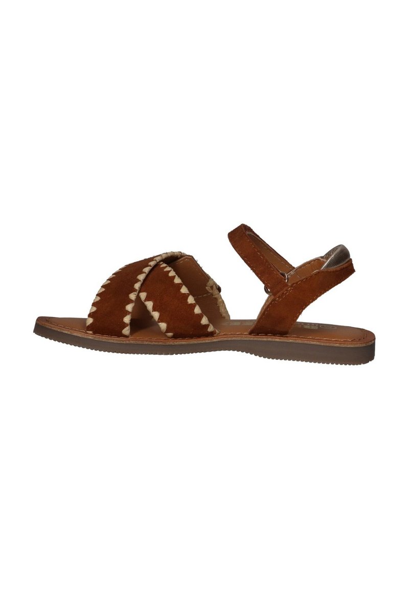 Bruine nubuck sandaal met kruislings vlaggen en decoratieve witte stiksels. Voorzien van een verstelbare enkelband en een platte zool voor comfort.