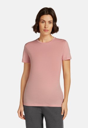 Rosa kortärmad t-shirt tillverkad av ett mjukt, lätt tyg med rund halsringning och en figurnära passform. Inga synliga mönster eller grafik.