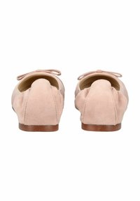 Ballet flats in suede rosa con punta rotonda, tacco basso e un fiocco decorativo sulla parte frontale. Texture morbida e design semplice.