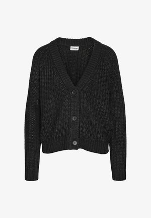 Melnā adītā kardigāna ar V-veida kakla izgriezumu, garām piedurknēm, četriem priekšējiem pogām un ribinātām piedurkņu malām un apakšmalu. Raksturīga teksturēta, atvērta auda dizainam.