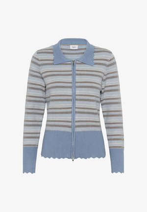 hele hele sinine lukuga kardigan lainelise krae ja äärega, millel on horisontaalsed beežid ja valged triibud ülakehal ja varrukatel.