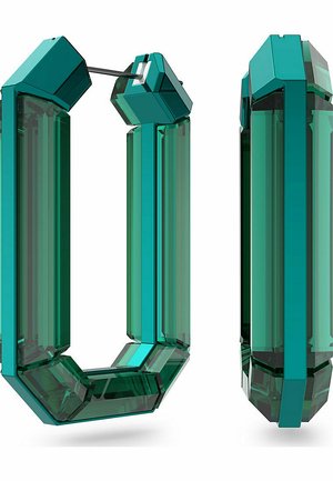 Turkise geometriske øreringer med heksagonal form, som har en fasettert design og en slank metallkobling. Transparent og reflekterende overflate.