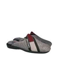 Zapatillas de fieltro en gris con un acento textil a rayas. Características de una plantilla acolchada y suela de goma negra. Diseño tipo slip-on para fácil uso.