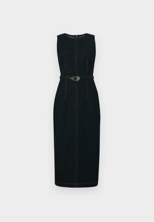 Mörk denimklänning utan ärmar med markerad midja, matchande bälte med cirkulär silverbeslag och kontrastsömmar.