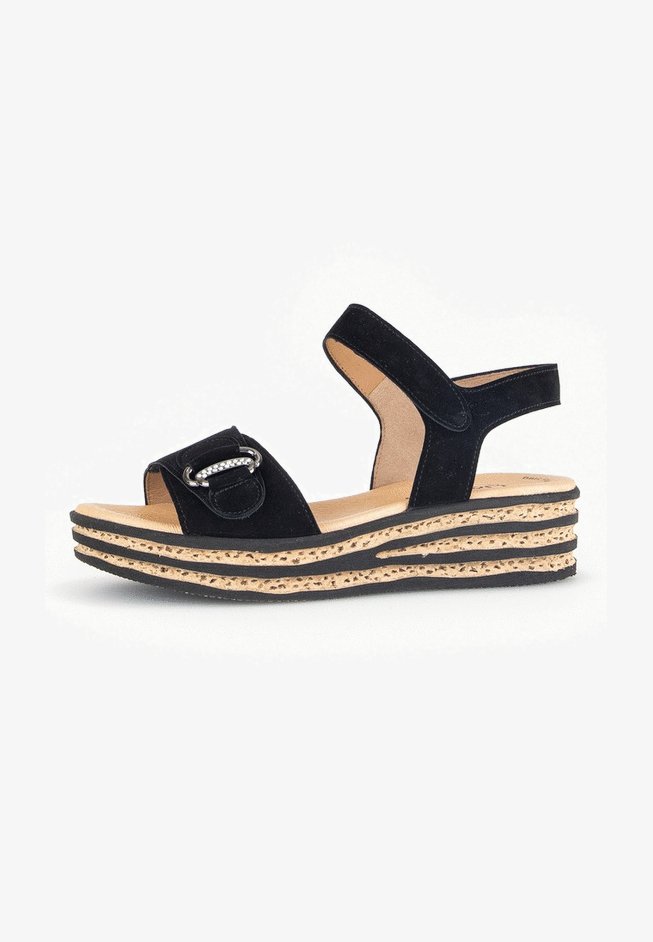 Zwarte suede wedge sandalen met twee brede banden, een metallic gespsier en een gelaagde kurken plateauzool.