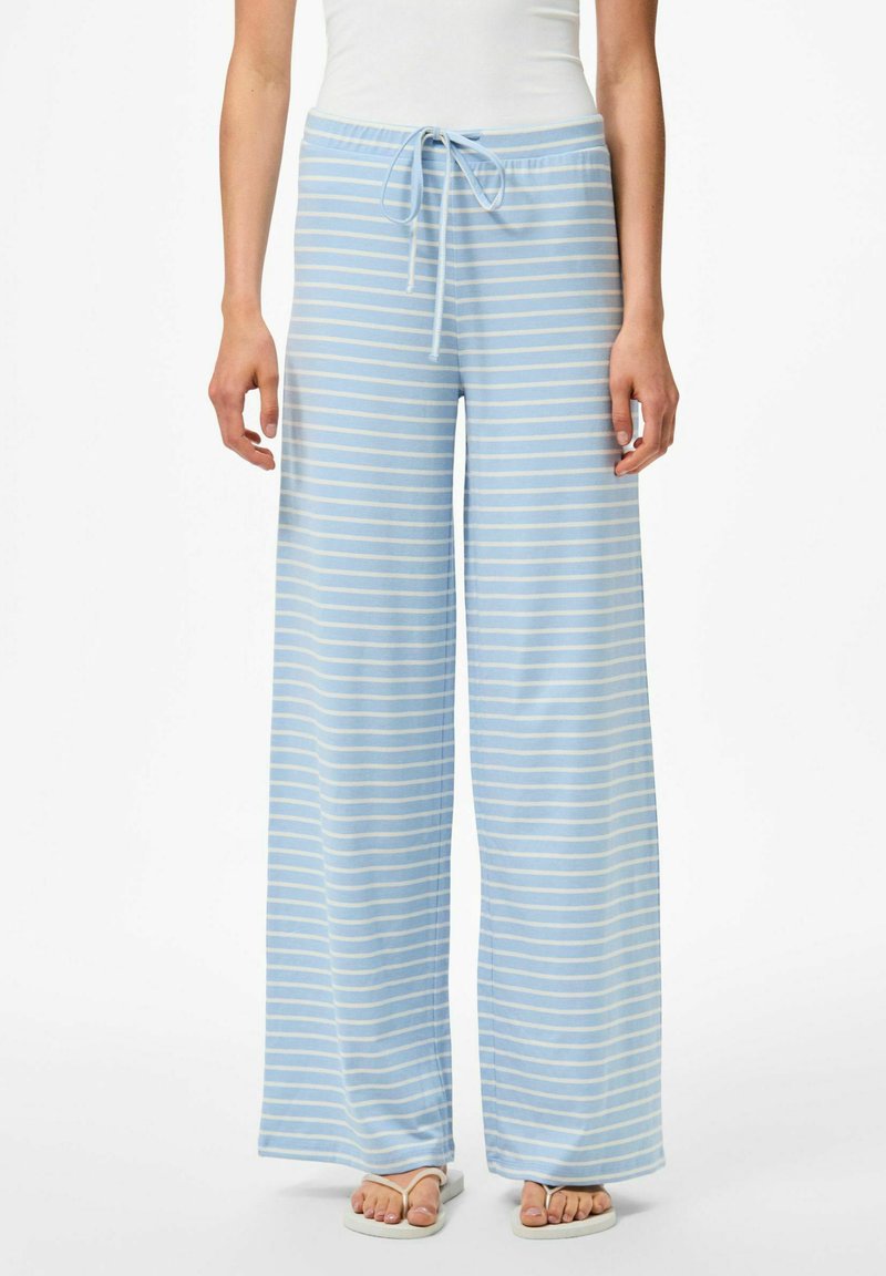 Ljusblå vida byxor med vita horisontella ränder, gjorda av mjukt tyg; har en dragsko i midjan för justerbar passform.