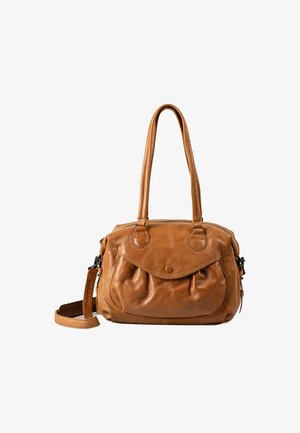 Bruine leren handtas met twee korte hengsels, een ritsluiting en een voorflapvak met een ronde knop. Gladde textuur met zachte plooien.