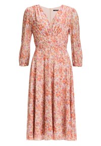 Kukkamekko, jossa on V-kaula-aukko, kolmen neljänneksen hihat, rypytetty vyötärö ja lentoisa hame vaaleanpunaisissa ja oransseissa sävyissä pehmeästä kankaasta.