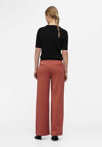 Object OBJLISA WIDE NOOS - Trousers - redwood