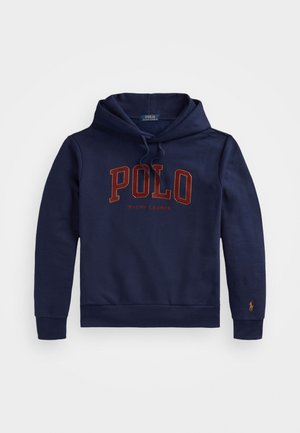 Sweat à capuche bleu marine avec cordons à l'avant, grand texte rouge "POLO Ralph Lauren" sur la poitrine et petit logo brodé sur la manchette gauche.