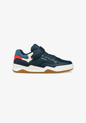 Scarpe da ginnastica blu navy con una combinazione di pelle e mesh, dotate di una fascia in velcro, suola bianca e accenti rossi e blu sul tallone.