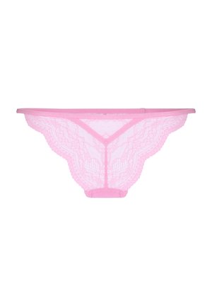 Roze kanten damesbikini ondergoed met gegolfde randen en doorschijnende bloemenpatronen, plat gelegd op een witte achtergrond.
