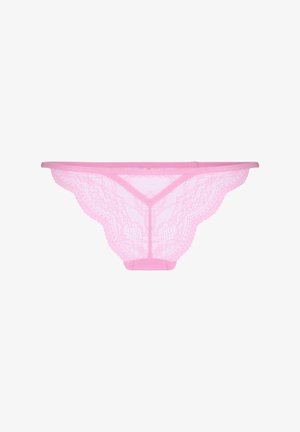 Roze kanten damesbikini ondergoed met gegolfde randen en doorschijnende bloemenpatronen, plat gelegd op een witte achtergrond.