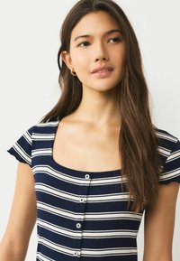 Námořnické a bílé pruhované šaty s krátkým rukávem, čtveratým výstřihem, ribbovanou texturou a předními knoflíkovými zapínáními.