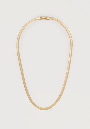 Κολιέ με επίπεδη αλυσίδα σε χρυσό τόνο με ομαλή υφή και ορθογώνιο κούμπωμα, απλωμένο επίπεδα σε ανοιχτό φόντο.