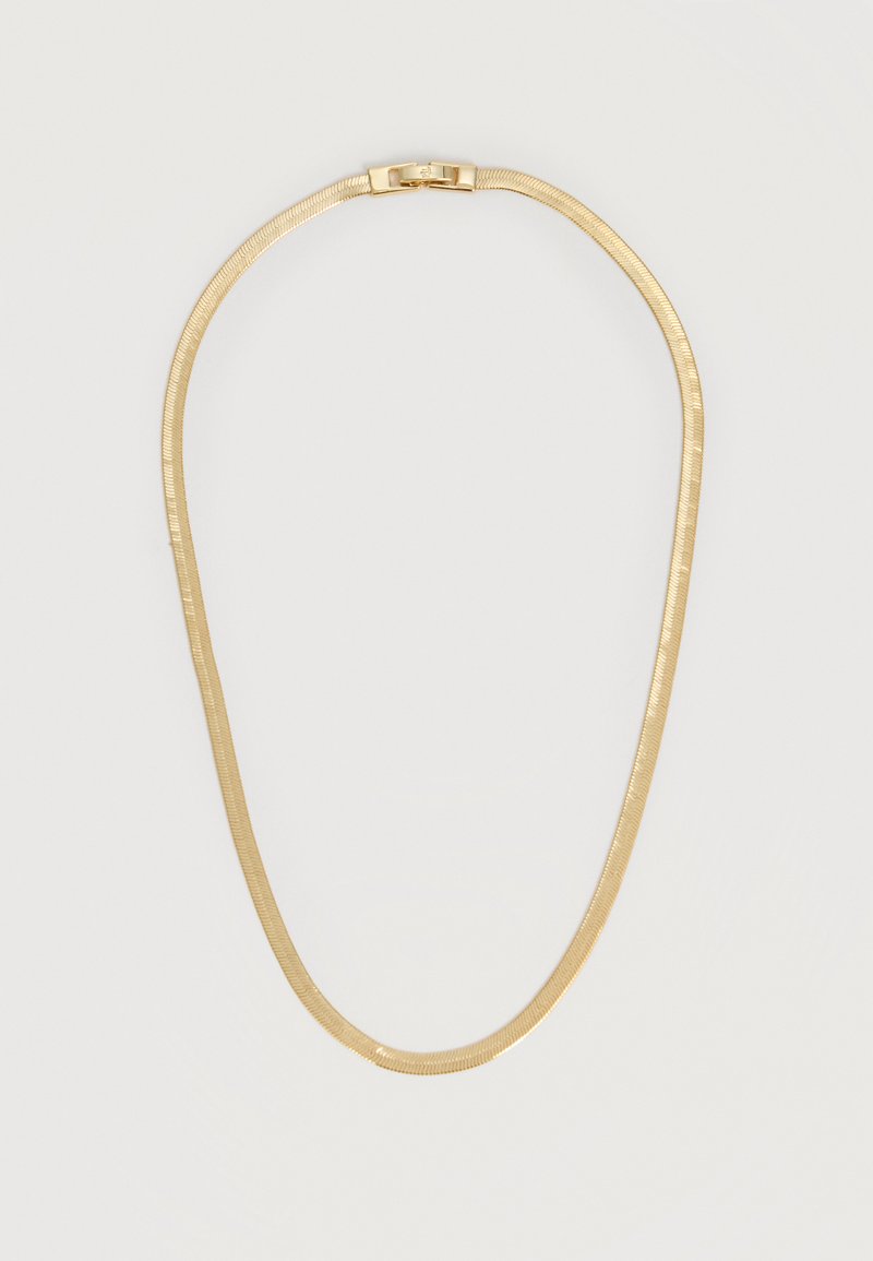 Náhrdelník s plochým reťazcom v zlatej farbe s hladkou textúrou a obdĺžnikovým zapínaním, položený na svetlom pozadí.
