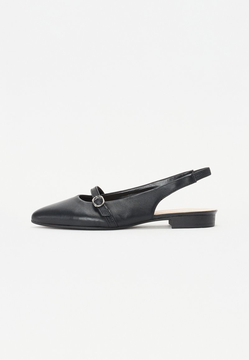 Chaussure slingback en cuir noir avec un bout pointu, sangle réglable avec boucle ronde, talon bas et texture lisse.