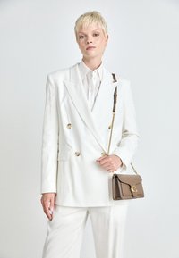 TABBY CHAIN CLUTCH - Kuvertväska - dark stone