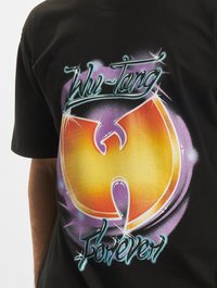 Svart bomull t-skjorte med et stort gult og oransje Wu-Tang-logo med lilla og hvite spraymalte aksenter og stilisert tekst "Wu-Tang Forever."
