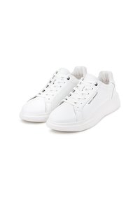 Białe skórzane sneakersy o gładkim wykończeniu, okrągłym nosku, sznurowanym designie, wyściełanym kołnierzu i gumowej podeszwie. Minimalistyczne logo po boku.