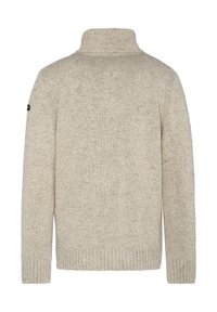 Beige gebreide trui met een hoge kraag, geribbelde mouwen en zoom. Bevat een klein logo op de linkermouw. Gemaakt van een zachte breimaterialen.