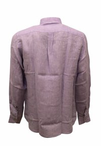 Camicia di lino viola chiaro con maniche lunghe, polsini con bottoni e un colletto piccolo. Sul retro presenta una piega per facilitare i movimenti e garantire una vestibilità più comoda.