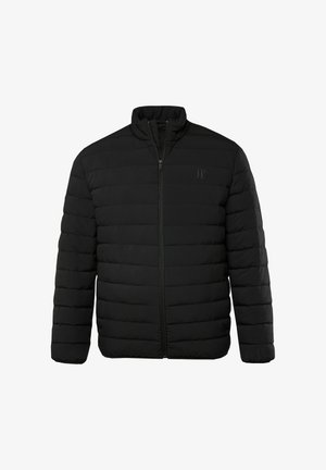 Schwarze Puffjacke mit hohem Kragen, gestepptem Design, Reißverschluss vorne und kleinem gedrucktem Logo auf der oberen linken Seite.