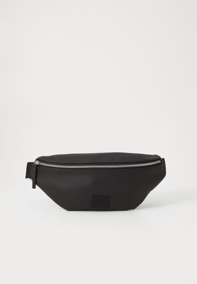 Μαύρη δερμάτινη τσάντα μέσης με υφή, διαθέτει ασημένιο φερμουάρ και ένα μικρό μαύρο λογότυπο μπροστά.