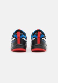 Zapatillas Salomon XA Pro, con una parte superior de malla negra y azul, acentos rojos, tirador trasero y suela de goma.