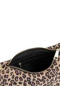 Tasche mit Leopardenmuster auf beigem Hintergrund, goldener Reißverschluss und schwarzem Stofffutter. Verfügt über eine innere Reißverschlusstasche zur Organisation.