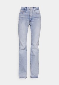 Světle modré džíny s vysokým pasem a rovnými nohavicemi, s předním knoflíkem, zipem a pěti kapsami na bílém pozadí.