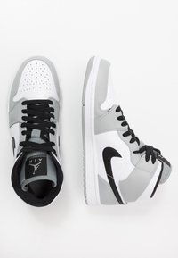 Jordan AIR JORDAN 1 MID - Sapatilhas de cano alto - light smoke grey/black/white