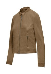Giacca in finta suede marrone con colletto alto, zip frontale e due tasche laterali con zip; texture liscia e design aderente.