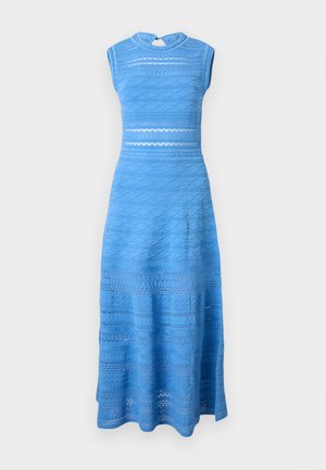 Robe midi bleu clair sans manches avec motifs géométriques texturés en tricot, col montant et petite ouverture en forme de goutte fermée par un bouton dans le dos.