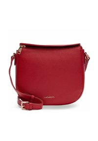 Bolso de cuero rojo tipo bandolera con un acabado texturizado, cierre con cremallera, correa ajustable y un sutil logotipo en la parte frontal.