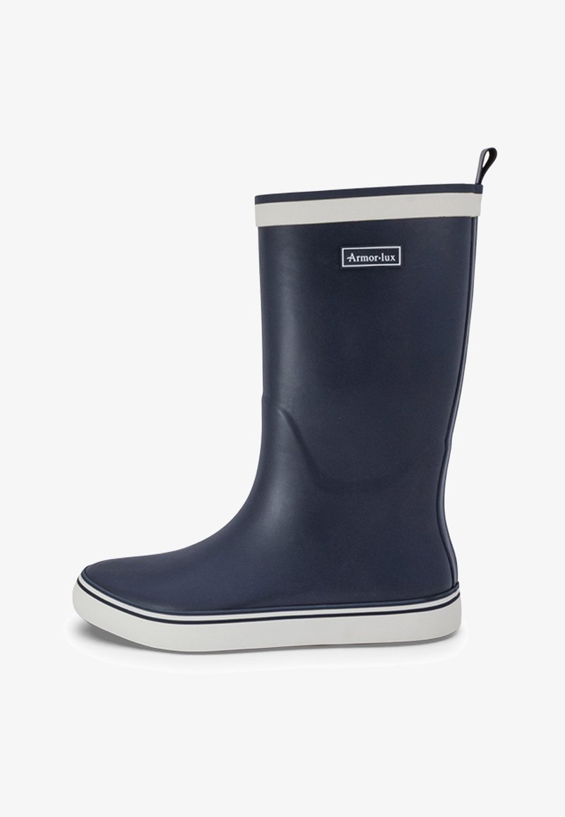 Botte de pluie en caoutchouc bleu marine mi-mollet avec une bordure de semelle blanche et le logo "Armor-lux" sur le côté, dotée d'un onglet pour faciliter l'enfilage à l'arrière.